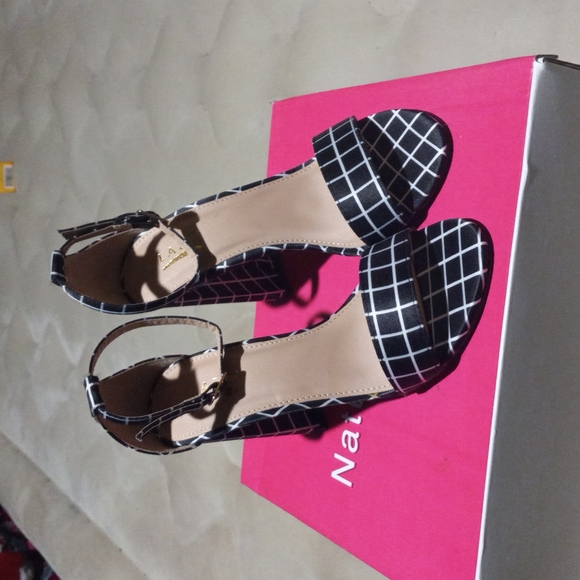 Shoes. - Picture 4 of 4